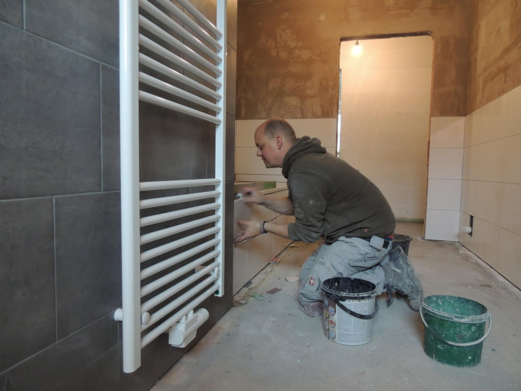 fliesenleger-mit-wasserwaage