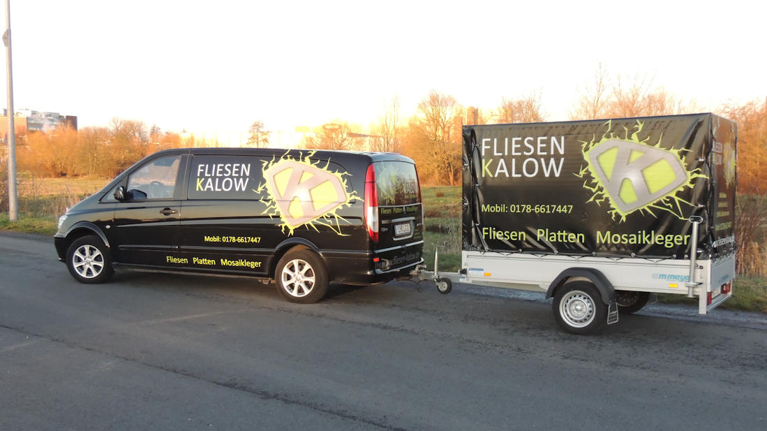 fliesenleger-bei-der-arbeit